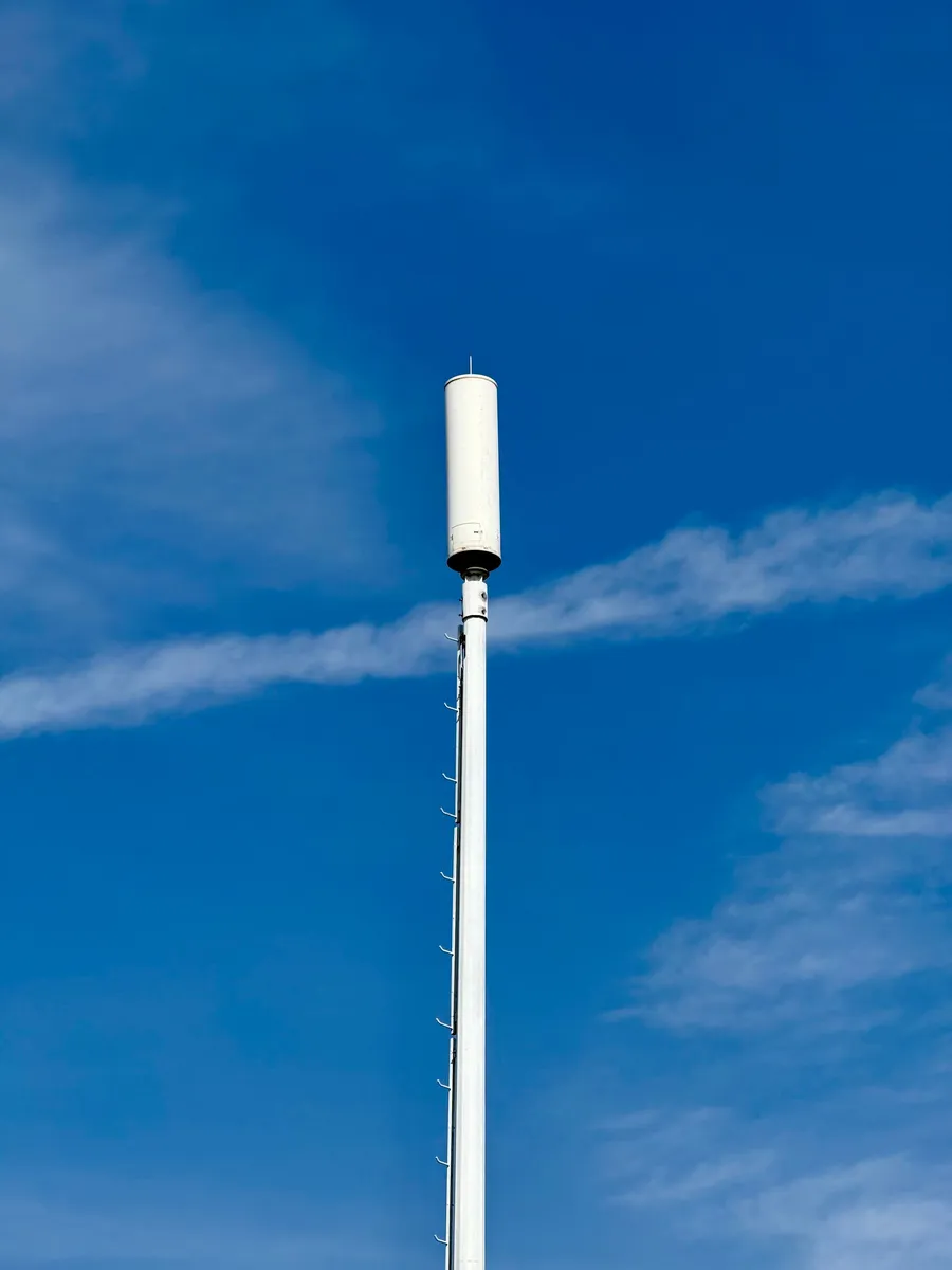 Antena de red móvil contra un cielo azul despejado