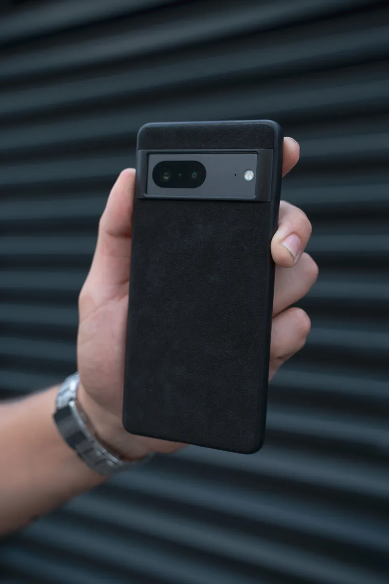 Smartphone Google Pixel sostenido en la mano, con la barra de cámara trasera visible