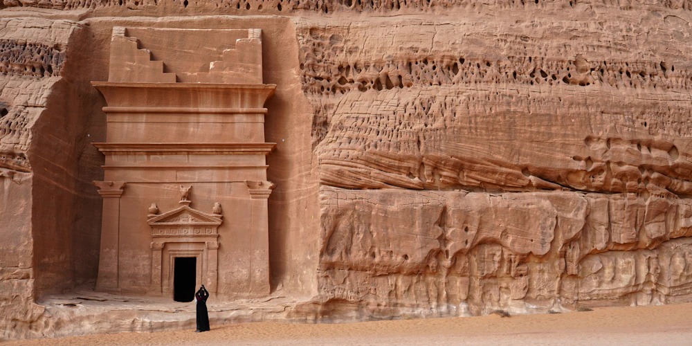 Una tumba tallada en los acantilados de arenisca de Hegra, cerca de AlUla, Arabia Saudí