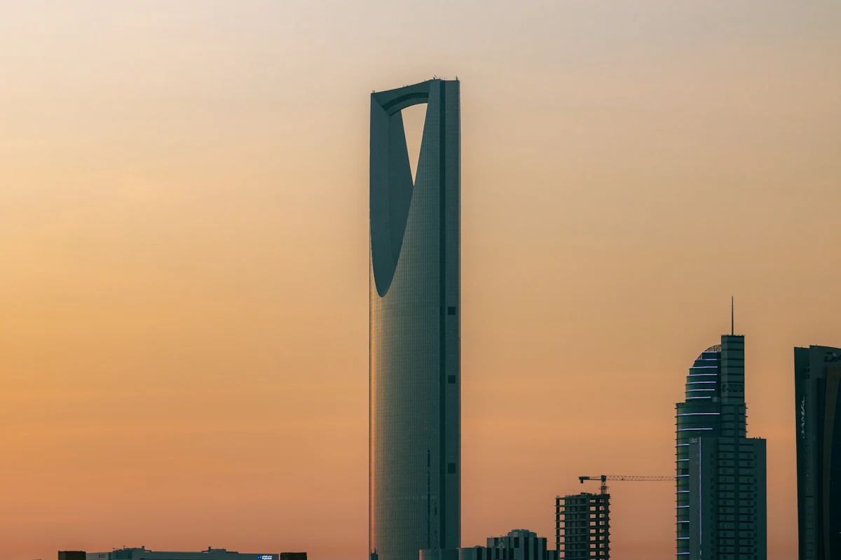 El perfil de la Kingdom Tower en Riad, Arabia Saudí, al atardecer