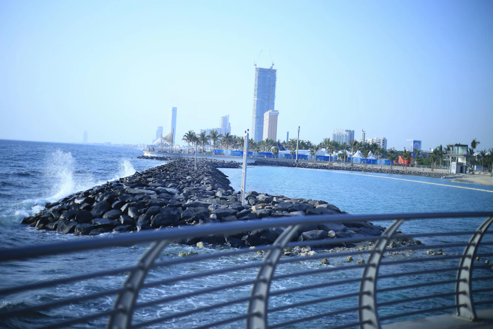 El paseo marítimo de la Corniche de Yeda con el perfil de la ciudad al fondo, Arabia Saudí